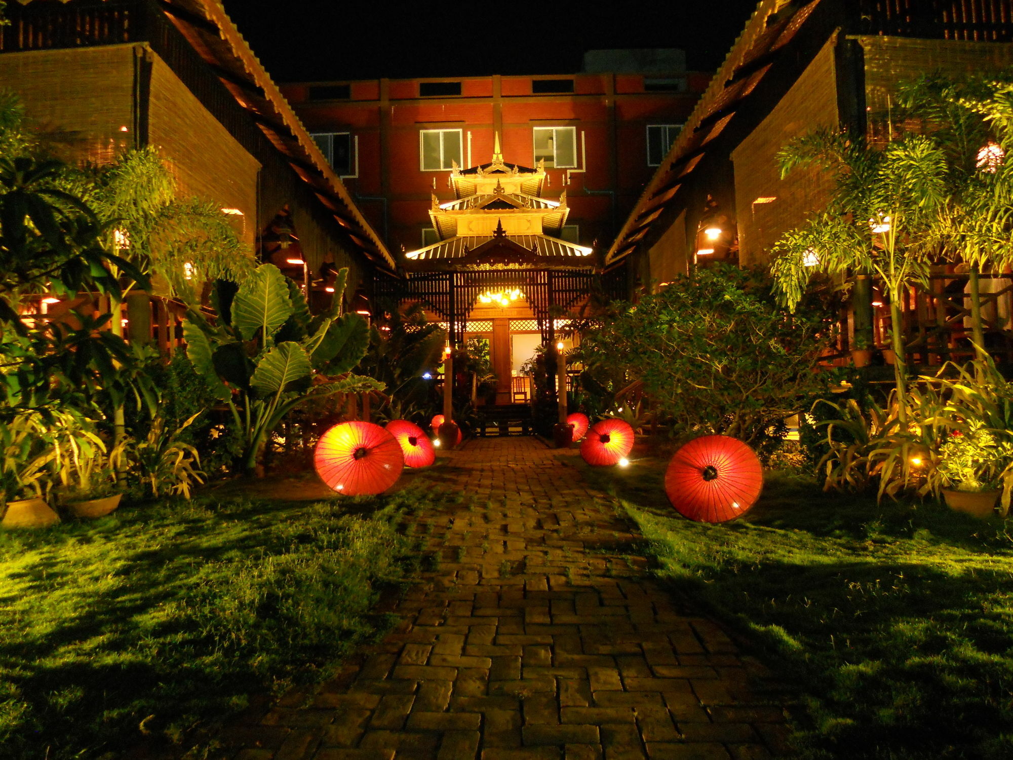 A Little Bit Of Mandalay Tavern Bed and Breakfast Εξωτερικό φωτογραφία